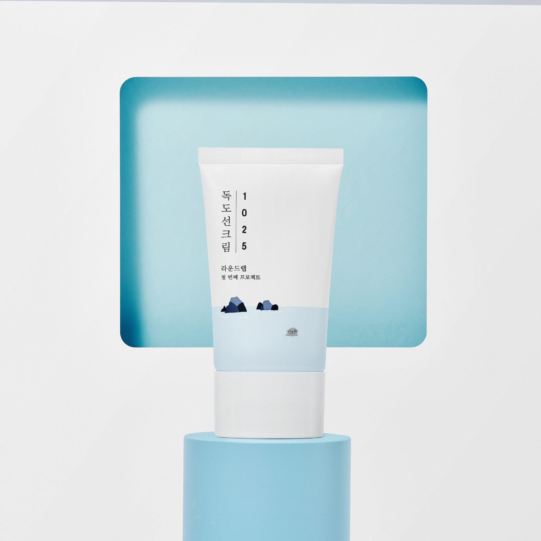 Round Lab 1025 Dokdo Sun Cream 50 ml (SPF 50+ PA++++), een lichte en effectieve bescherming die de huid beschermt tegen schadelijke UV-stralen, terwijl het een zijdezachte finish achterlaat en de huid voedt met hydraterende ingrediënten.