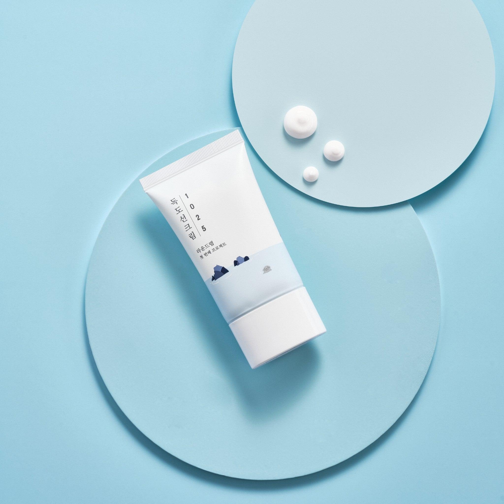 Round Lab 1025 Dokdo Sun Cream 50 ml (SPF 50+ PA++++), een lichte en effectieve bescherming die de huid beschermt tegen schadelijke UV-stralen, terwijl het een zijdezachte finish achterlaat en de huid voedt met hydraterende ingrediënten.