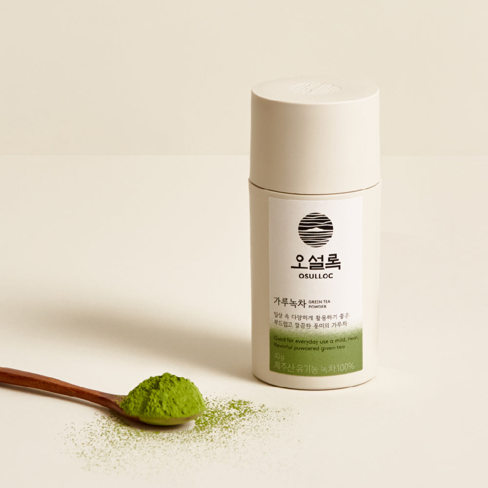 OSULLOC Organic Green Tea Powder är ett naturligt skönhetsstärkande pulver som ger huden en frisk och vital känsla. Rik på antioxidanter hjälper det till att skydda och lugna huden, samtidigt som det ger en mjuk och silkeslen finish.