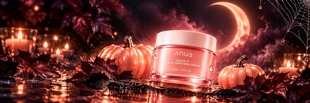 Crema Anua Peach 77 en una escena elegante de Halloween con luna, calabazas y luces cálidas