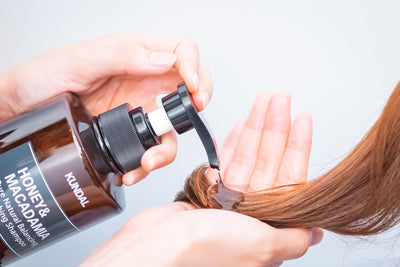 KUNDAL HONEY&MACADAMIA Pure Natural Balancing Refreshing Shampoo 500ml #FUZZY NAVEL with honey for nourishment and hydration